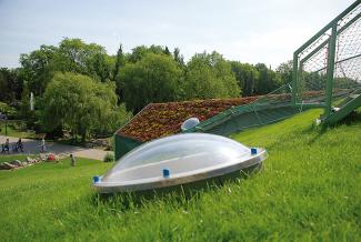 The penetration-proof skylights are the only reminder that there are rooms under the hill. © ZinCo / Van der Tol Sky lights on a green roof